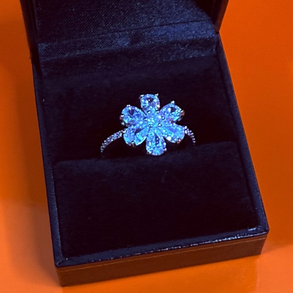 Elegant zircon Flower Ring